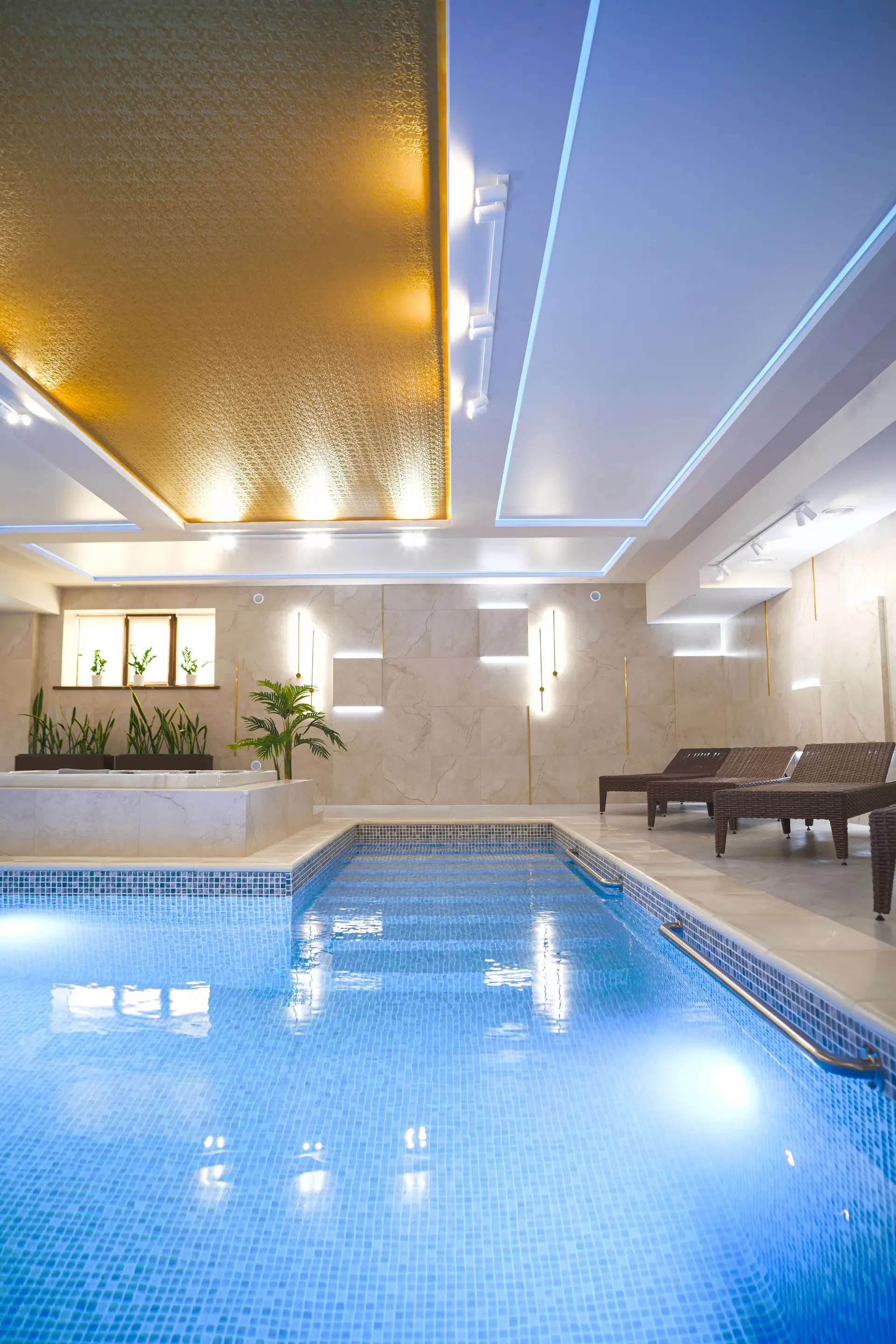 Luxuriöser Spa- und Poolbereich im NorquarianregalCourt