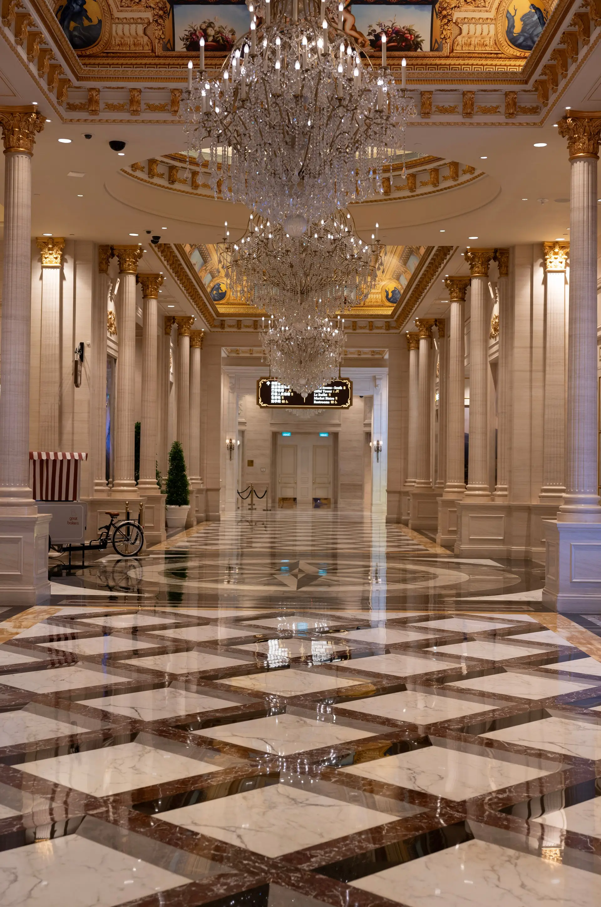 Luxuriöses Casino-Hotel-Ambiente im NorquarianregalCourt